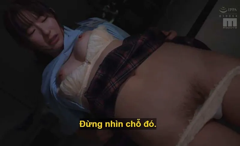 Em đồng nghiệp vú bự cho địt để cảm ơn vì đã cho em trú mưa